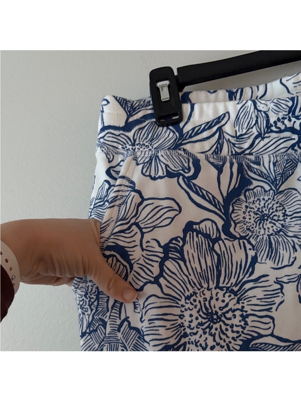Lilly Pulitzer 29" Silvie Terry Jogger Blue and White Floral
Pants - Picture 4 of 8